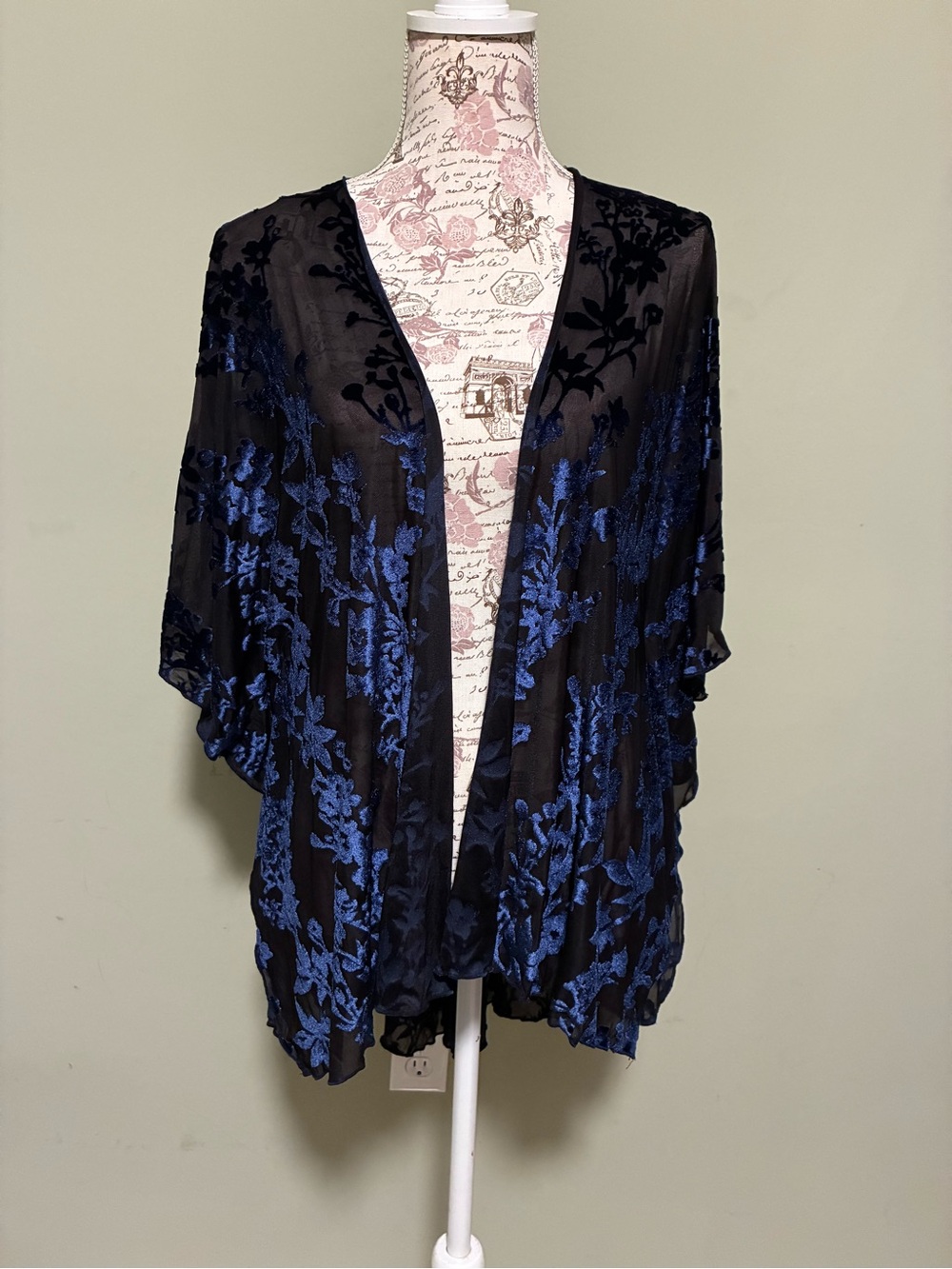 emory park Black & Navy Floral Velvet Open-Front Kimono